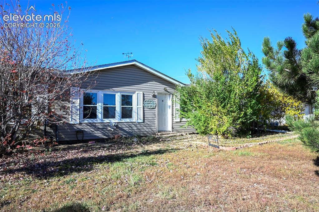 Image 3 of 31: View of front of property