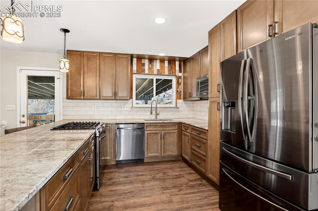 Image 2 of 42: Kitchen offers granite countertops, tons of cabinetry, full back splash, LV