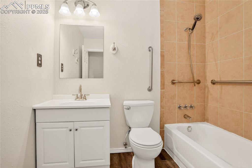 Image 20 of 42: Main level hallway full bathroom tiled shower/tub