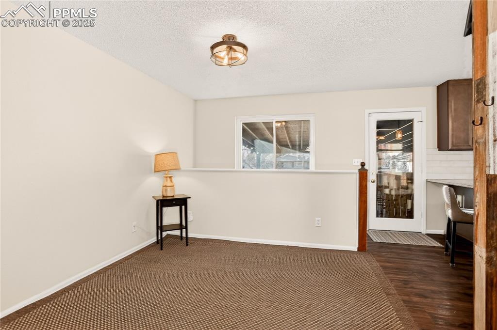 Image 8 of 42: Dining room