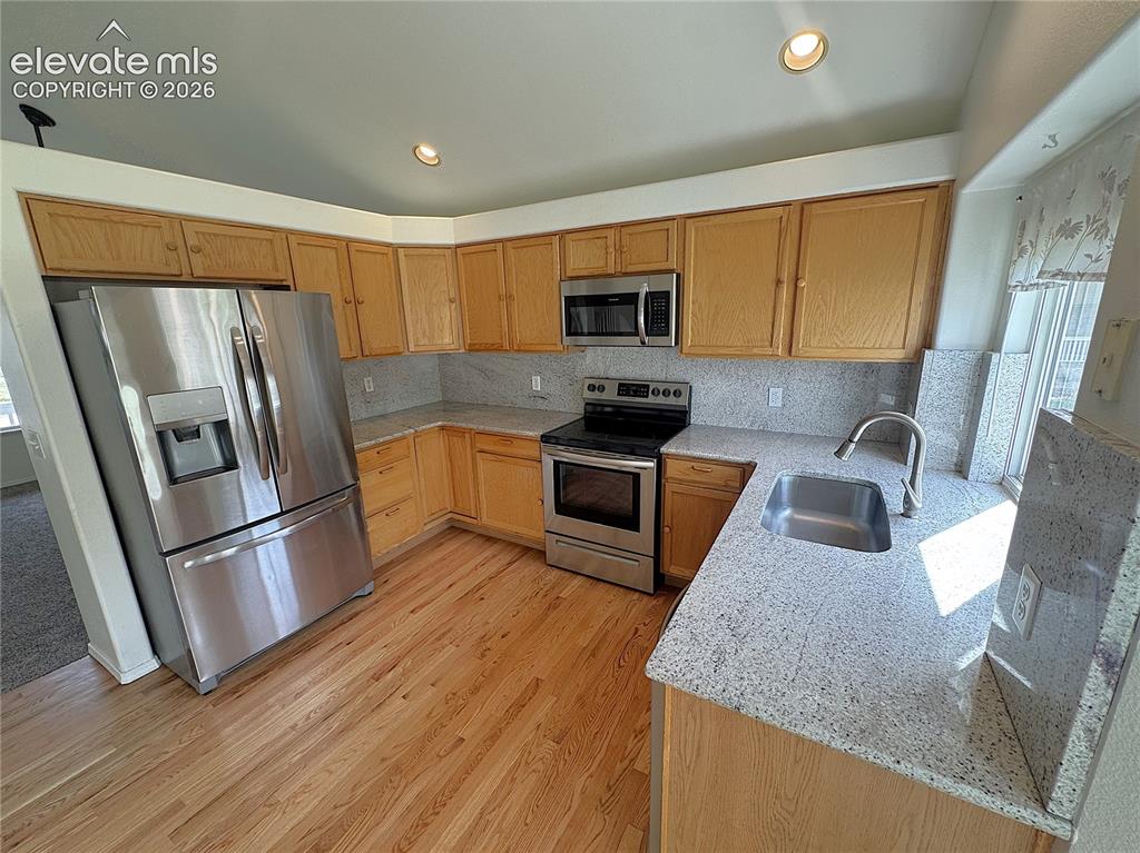 Image 10 of 40: Kitchen