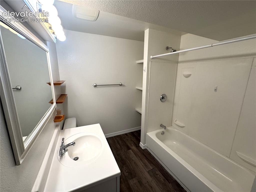 Image 32 of 40: Bathroom