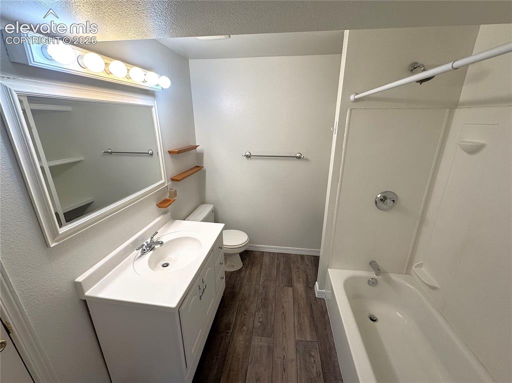 Image 33 of 40: Bathroom