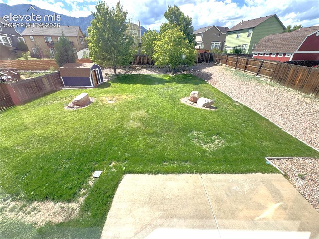 Image 36 of 40: Yard
