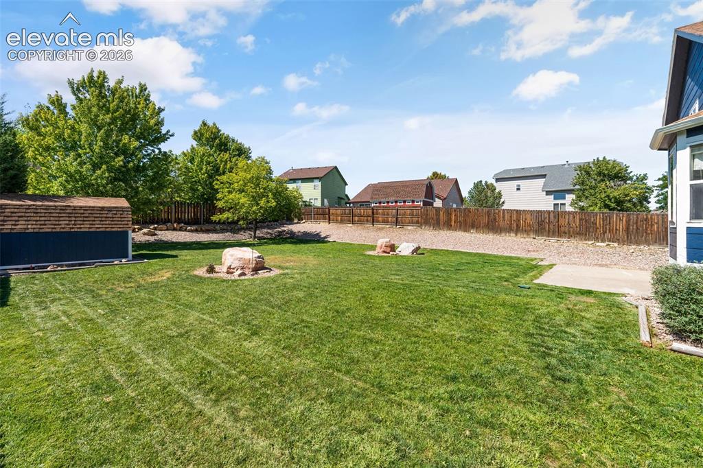 Image 41 of 43: Yard