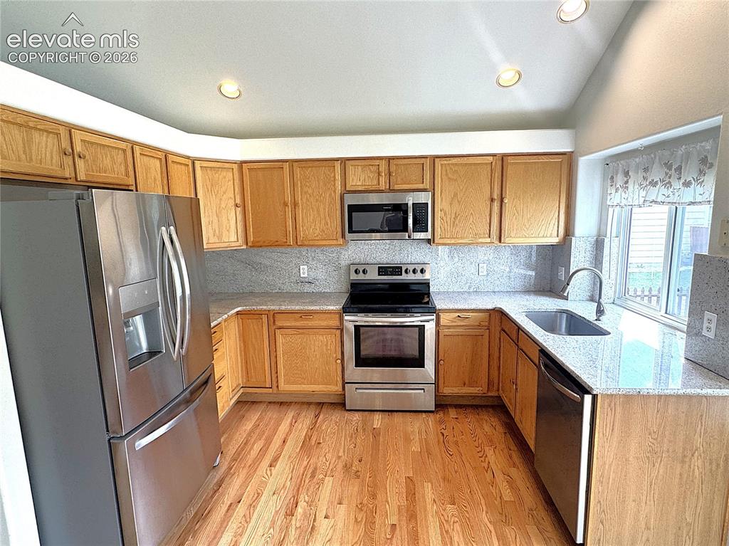 Image 8 of 40: Kitchen