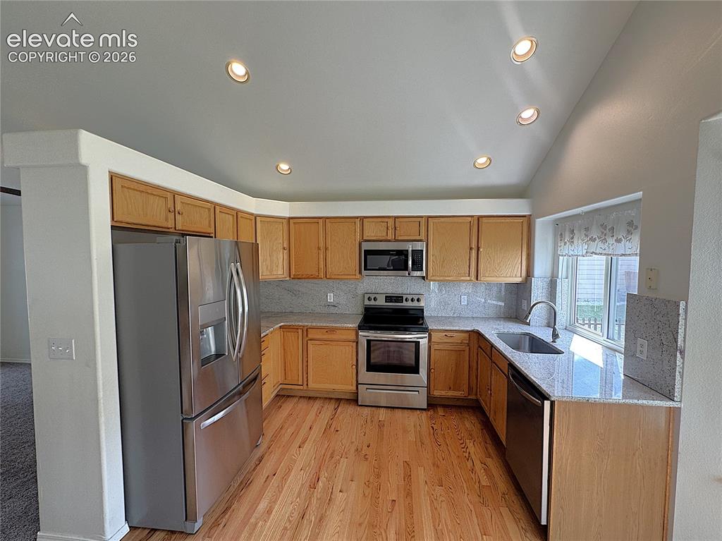 Image 9 of 40: Kitchen
