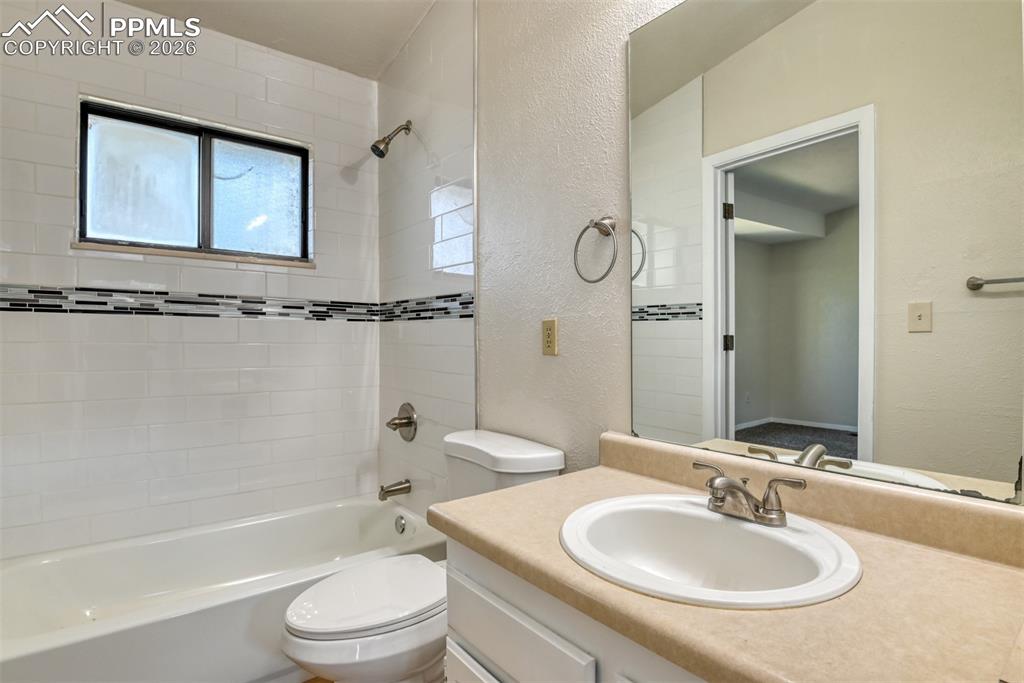Image 9 of 13: Bathroom