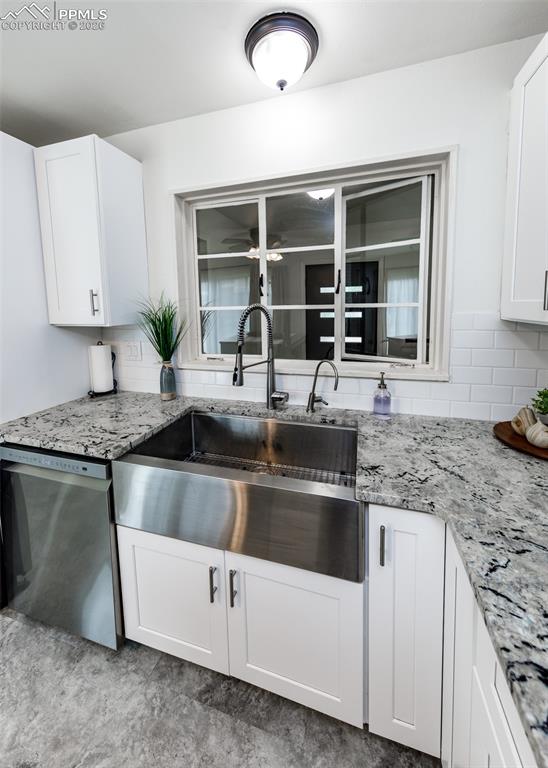 Image 10 of 43: Kitchen