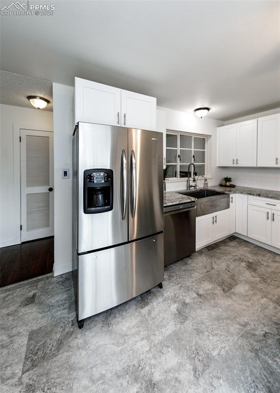Image 13 of 43: Kitchen