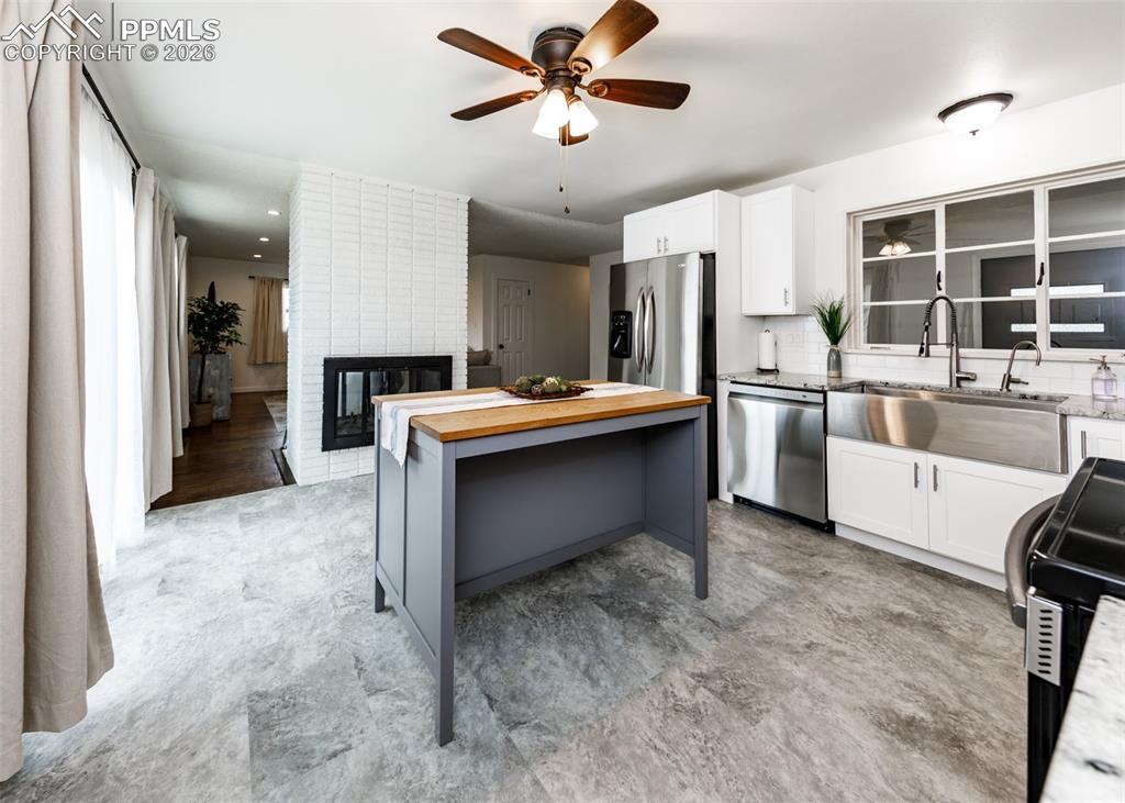 Image 14 of 43: Kitchen