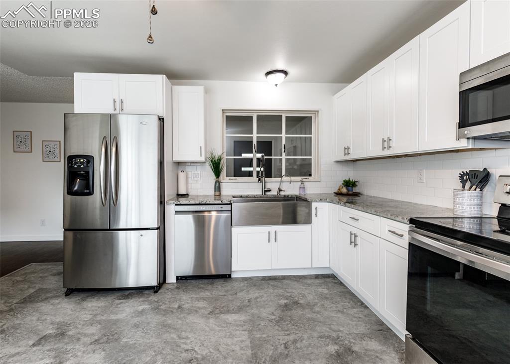 Image 15 of 43: Kitchen