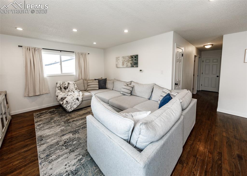 Image 18 of 43: Living Room