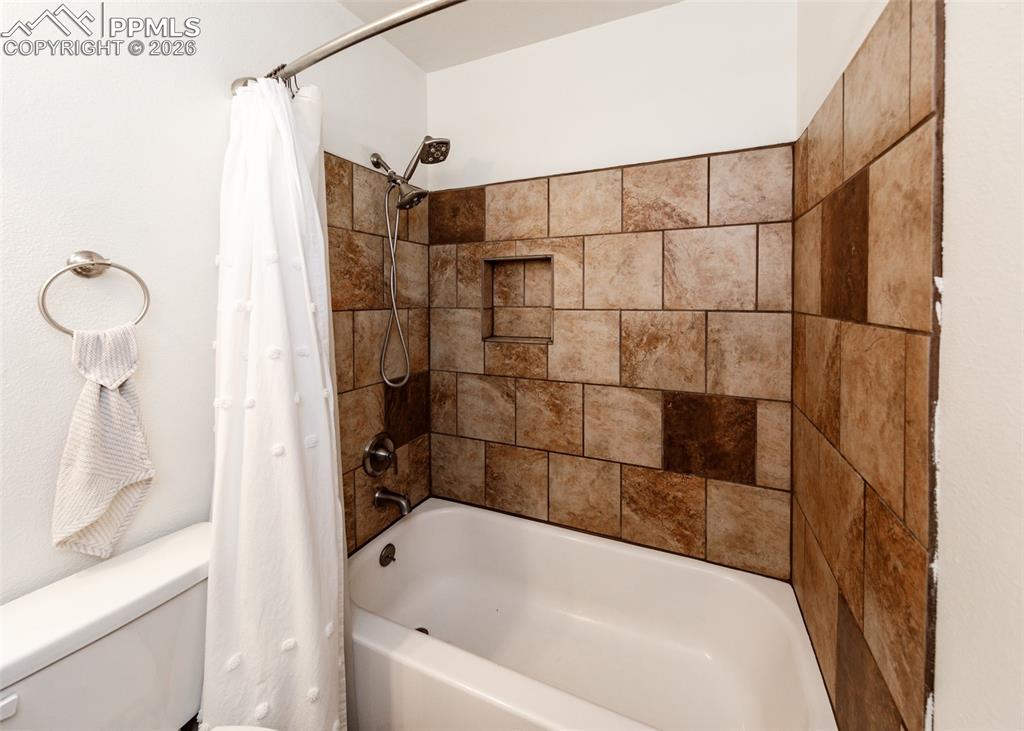Image 31 of 43: Bathroom