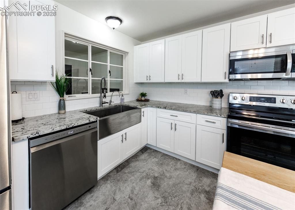 Image 9 of 43: Kitchen