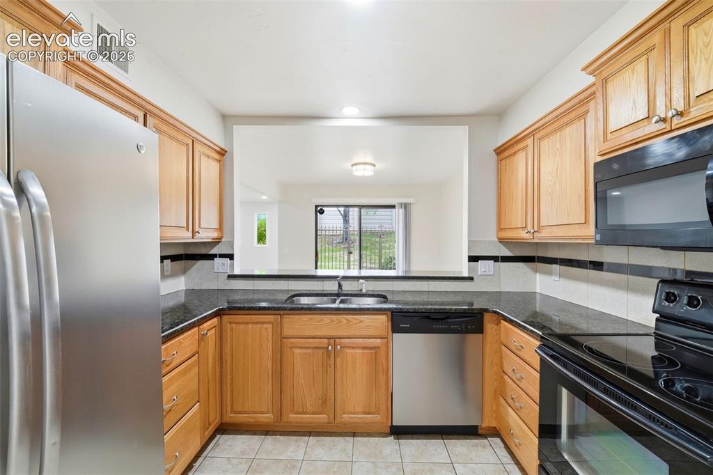 Image 11 of 46: Kitchen