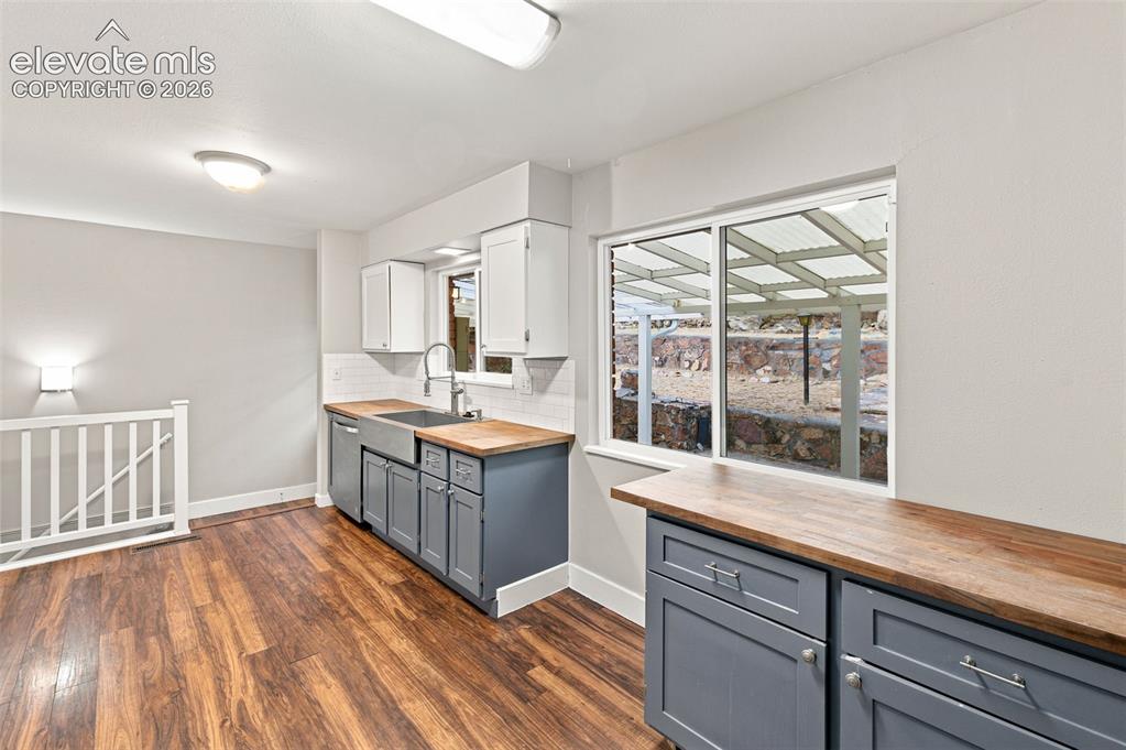 Image 10 of 50: Dining Area