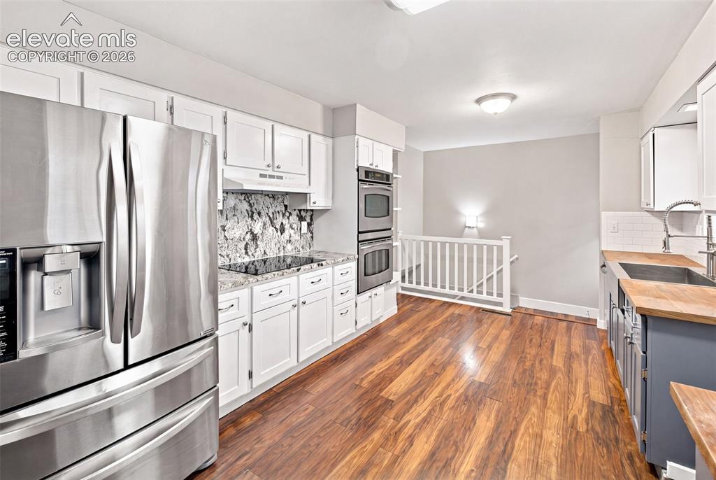 Image 11 of 50: Dining Area