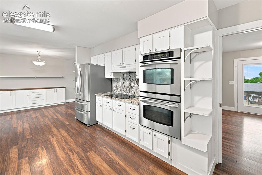 Image 14 of 50: Kitchen