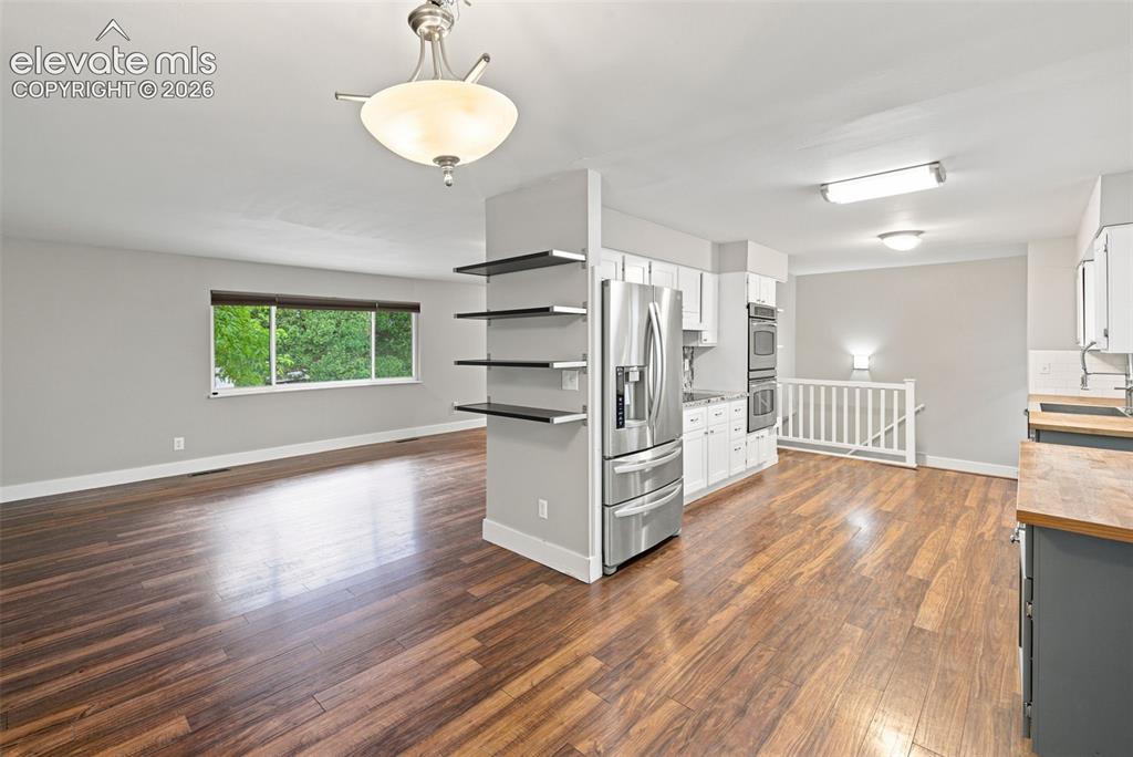 Image 8 of 50: Living Room