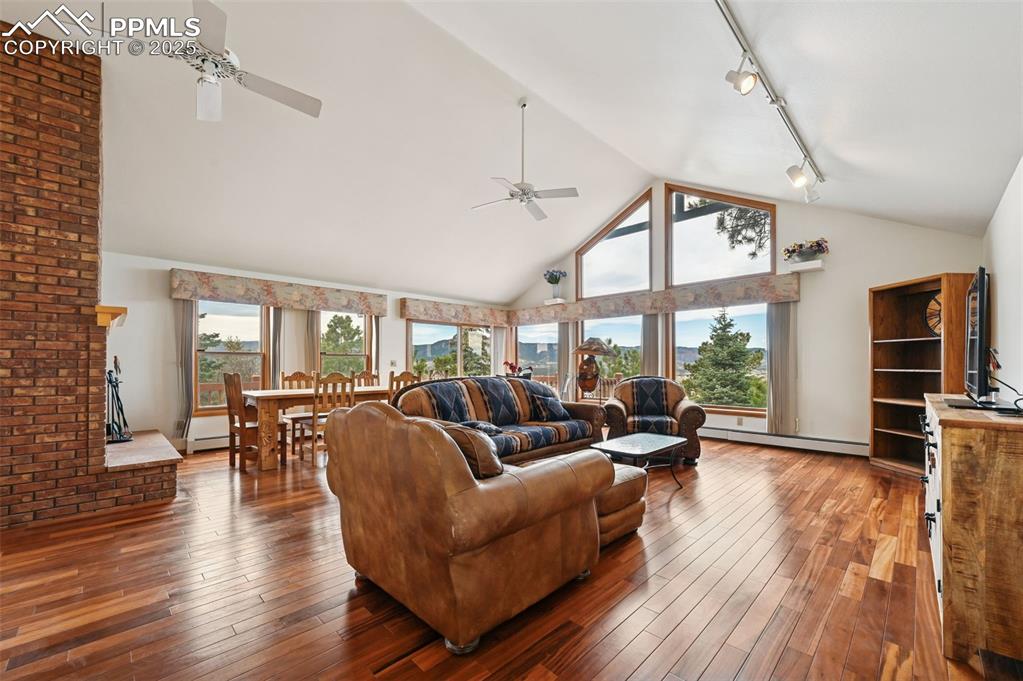 Image 14 of 49: Living / Formal Dining tons of natural lighting 