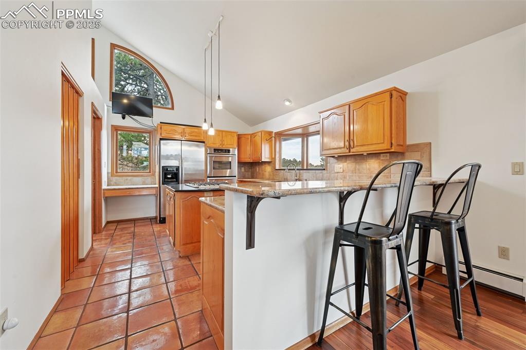 Image 24 of 49:  breakfast bar