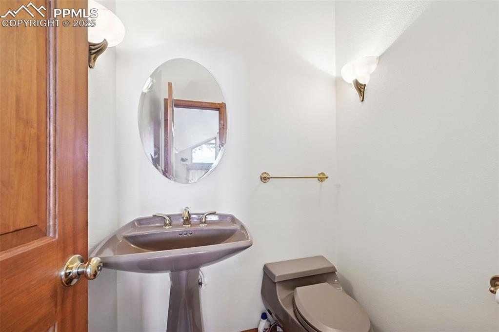 Image 35 of 49: Powder room 