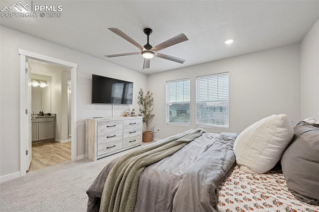 Image 18 of 35: Bedroom