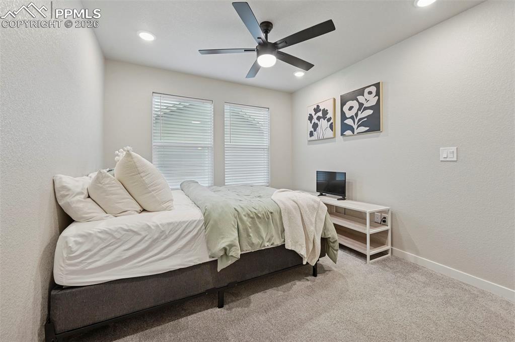 Image 25 of 35: Bedroom