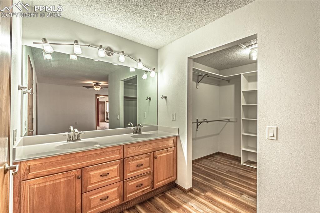 Image 17 of 49: Bathroom