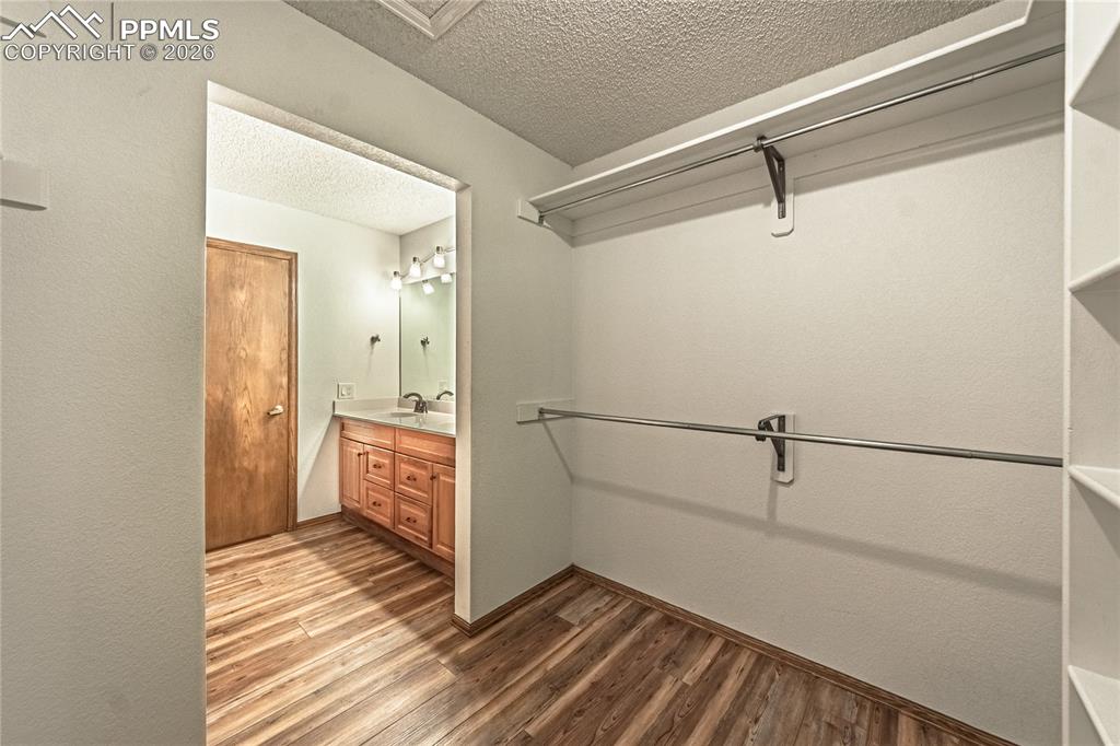 Image 19 of 49: Bathroom