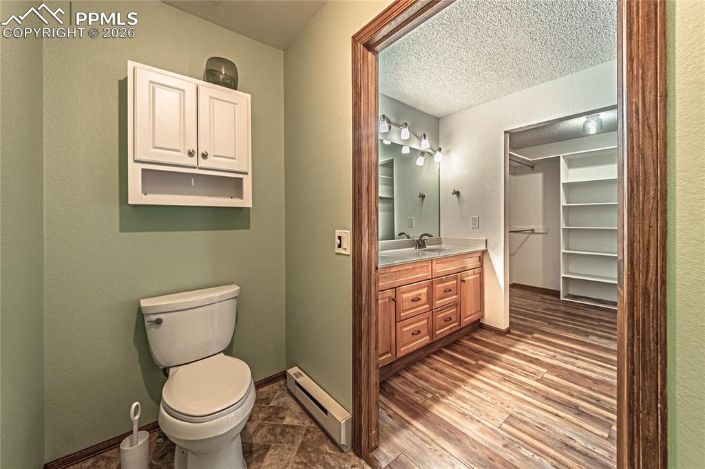 Image 21 of 49: Bathroom