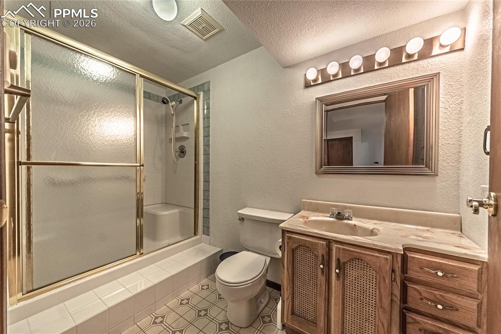 Image 37 of 49: Bathroom