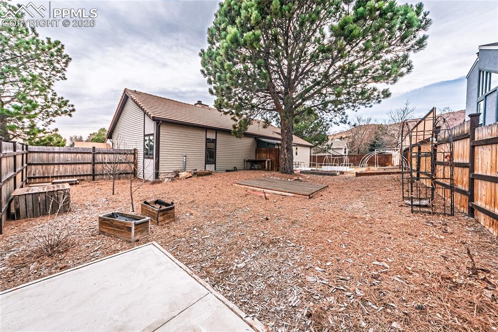 Image 40 of 49: Back of Structure