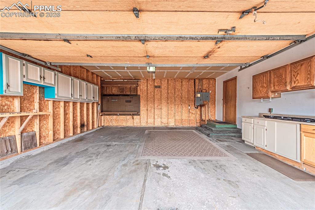 Image 46 of 49: Garage