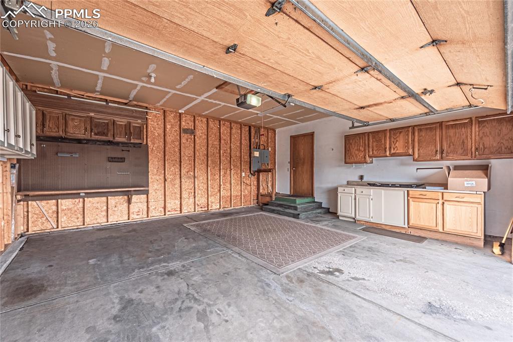 Image 47 of 49: Garage