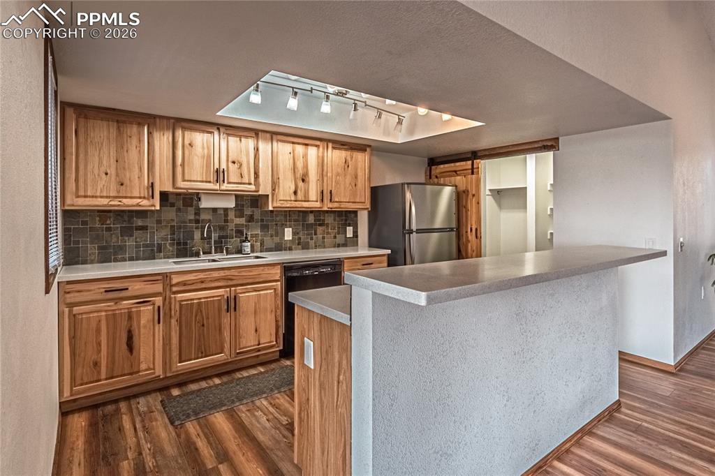 Image 9 of 49: Kitchen