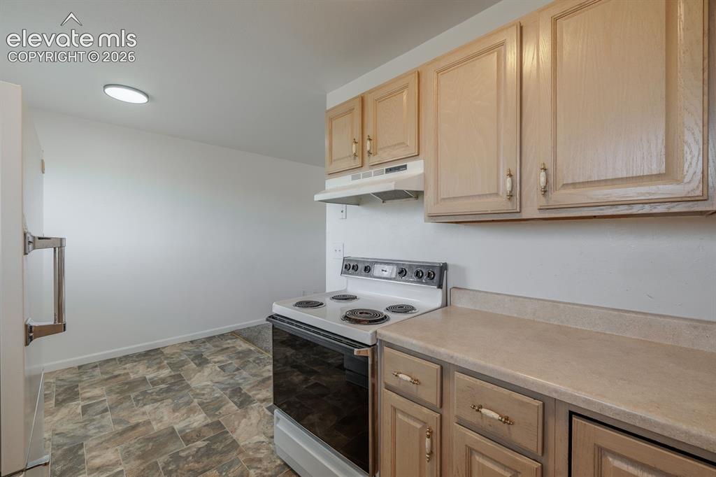 Image 10 of 26: Kitchen