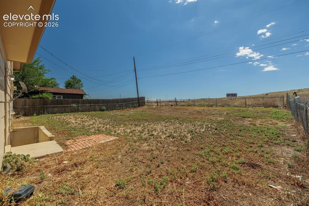 Image 21 of 26: Large back yard