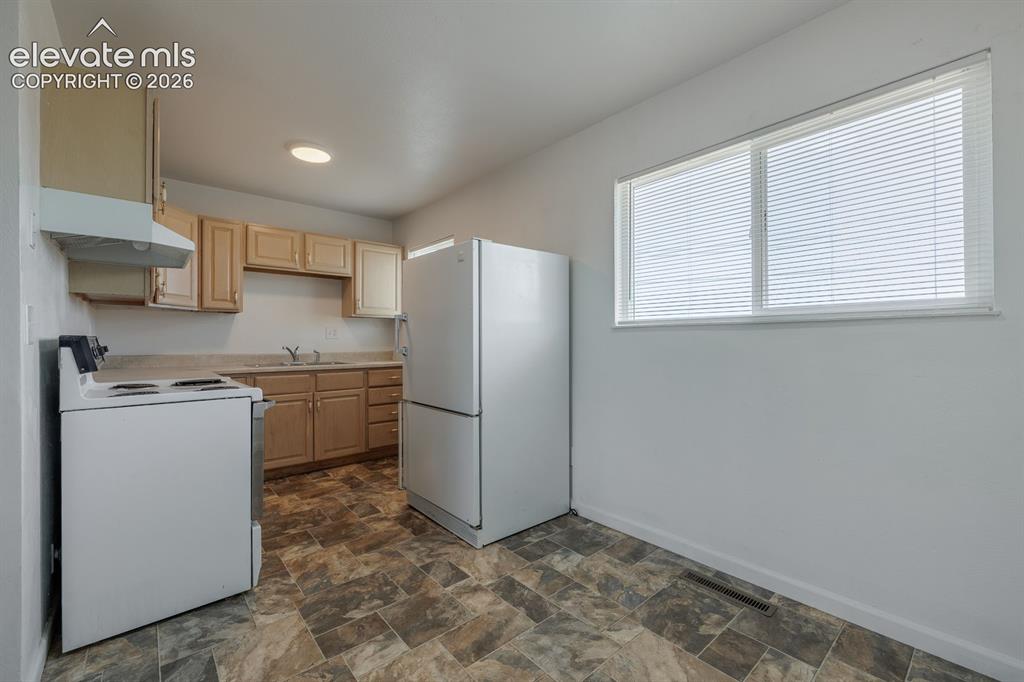 Image 7 of 26: Kitchen