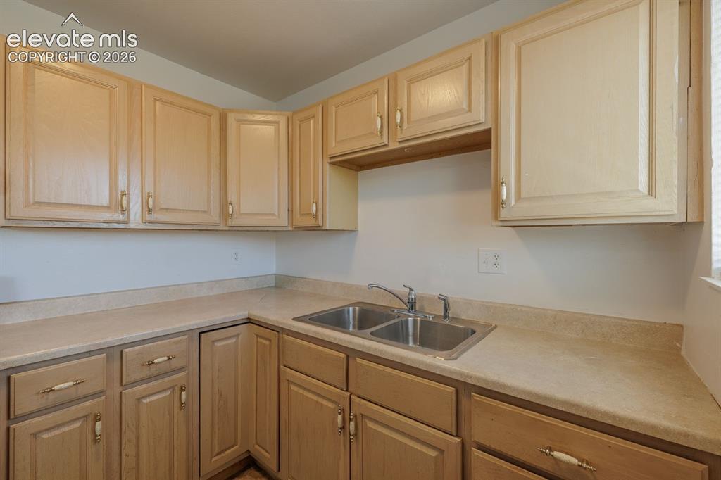 Image 9 of 26: Kitchen