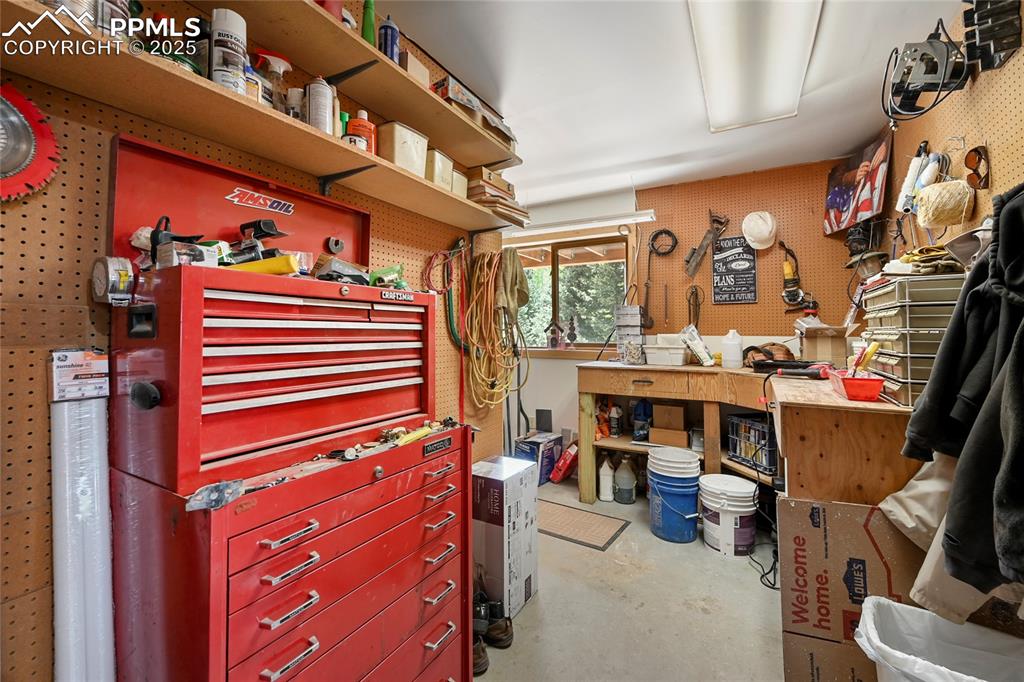 Image 38 of 50: Workshop