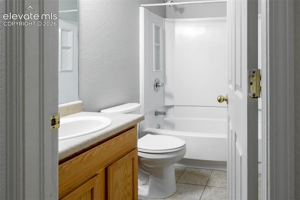 Image 21 of 24: Bathroom