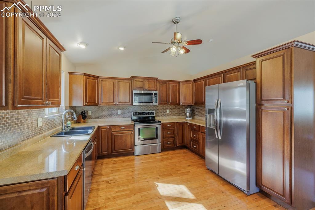 Image 10 of 32: Kitchen