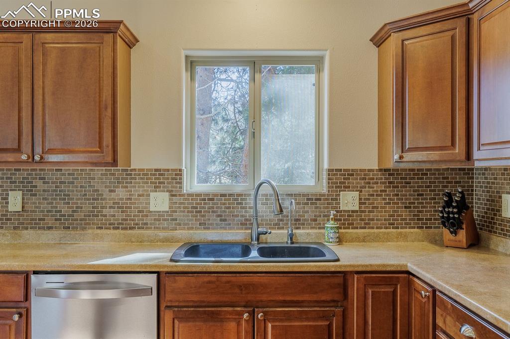 Image 11 of 32: Kitchen