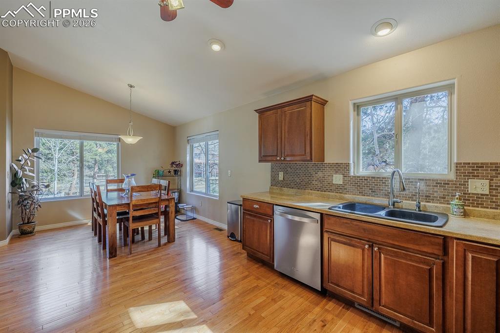 Image 12 of 32: Kitchen