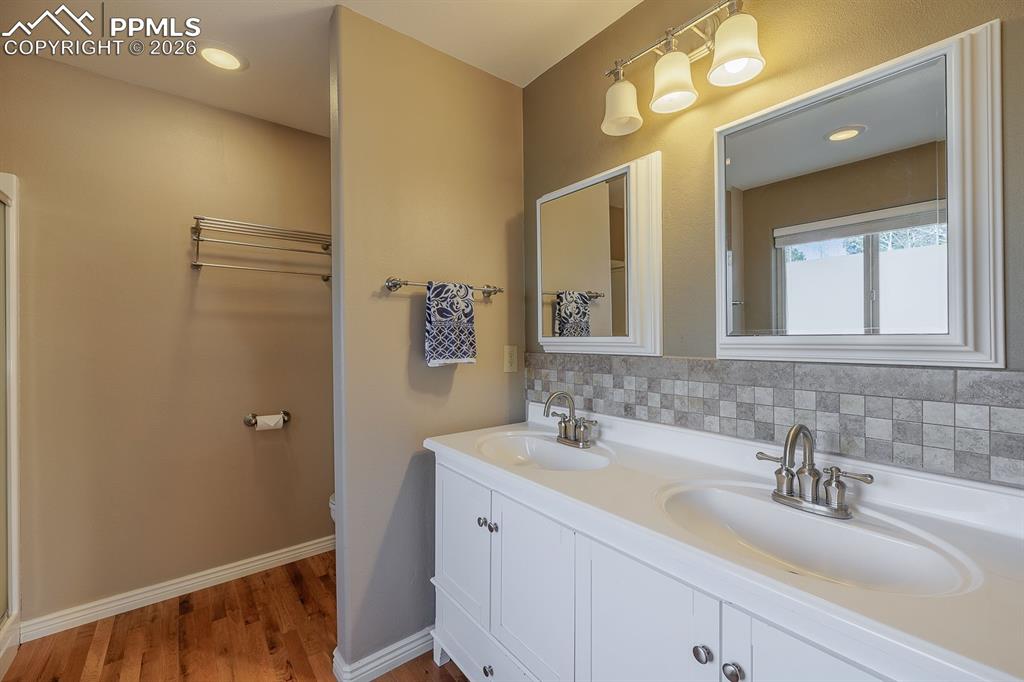 Image 16 of 32: Bathroom