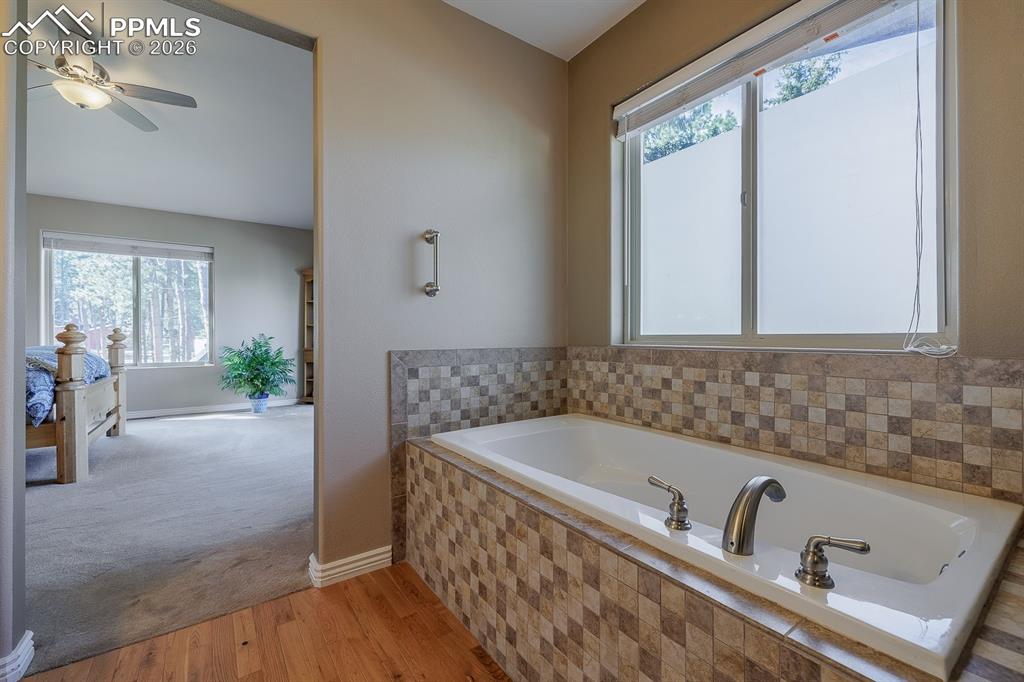 Image 17 of 32: Bathroom