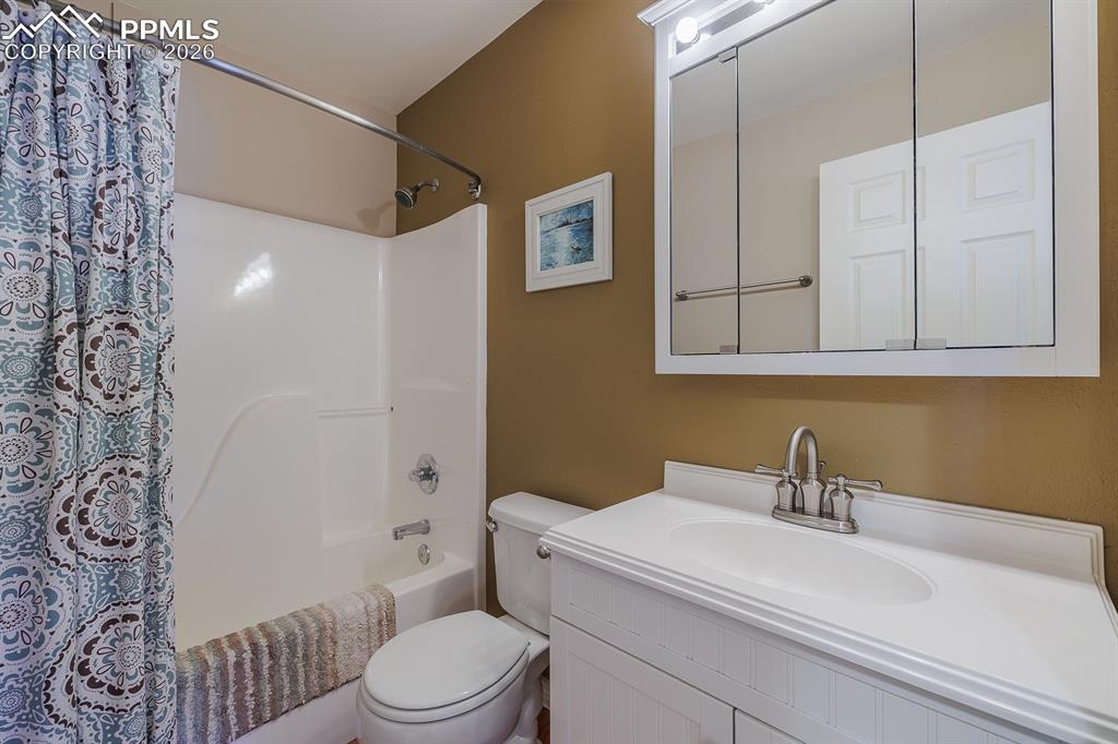 Image 22 of 32: Bathroom