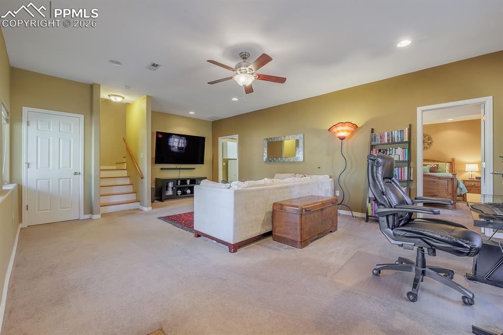 Image 23 of 32: Office